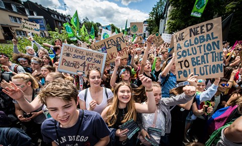Klimawandel Folgen Fuer Menschen Klimagerechtigkeit Demo 264713 Fridays For Future C Petr Zewlakk Vrabec Greenpeace